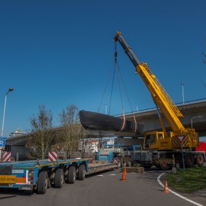 Het oude schipbrugdeel vertrekt per oplegger naar het nieuwe haven terrein