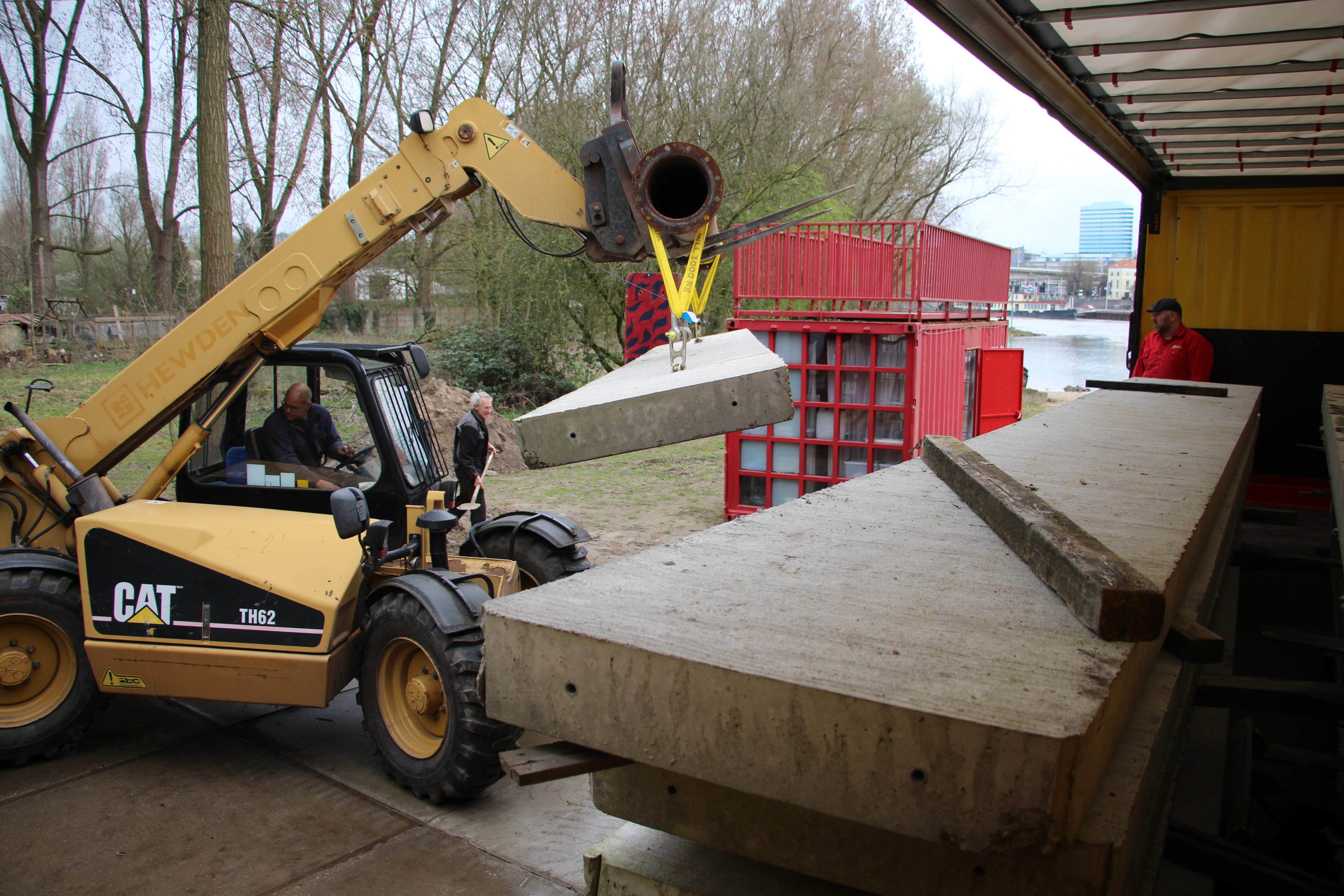 6. Met hulp van Misti worden de betonplaten op de Stadsblokkenwerf gelost.