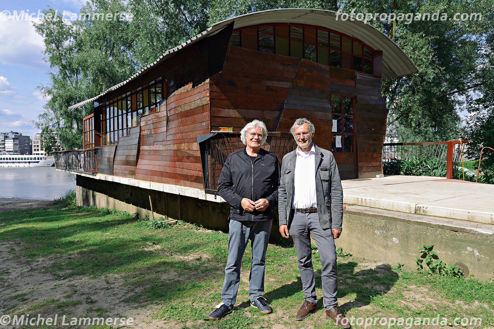 Initiatiefnemer Jan Trooster (links) en ontwerper Ruud Jan Kokke (rechts) voor het nieuwe paviljoen op de Stadsblokken Werf