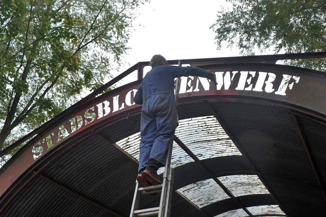 op het voormalige ASM terrein wordt het front voor Romneyloods opgebouwd en gemonteerd.